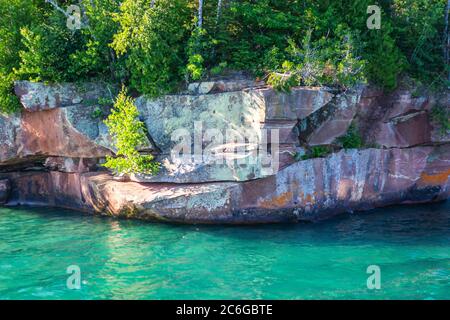 Rocky Shores der Apostel-Inseln National Lakeshore in Lake Superior, Wisconsin Stockfoto