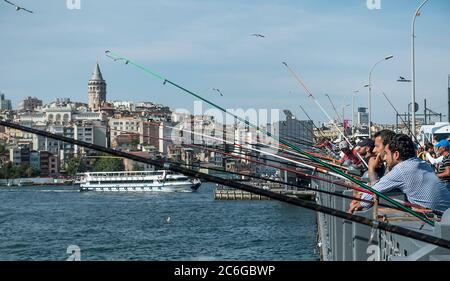 Angeln im Goldenen Horn von der Galata Brücke in Istanbul, Türkei Stockfoto