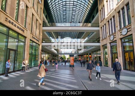 BERLIN, DEUTSCHLAND - CA. SEPTEMBER 2019: Mall of Berlin bei Tag. Stockfoto