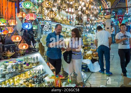 Shopping in den großen Basar, Istanbul, Türkei Stockfoto