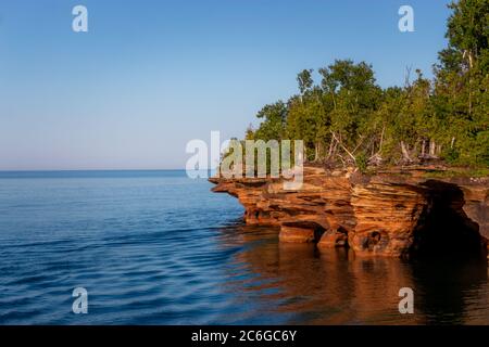Wunderschöne Felsformationen und Meereshöhlen in der Apostle Islands National Lakeshore, Lake Superior, Wisconsin Stockfoto
