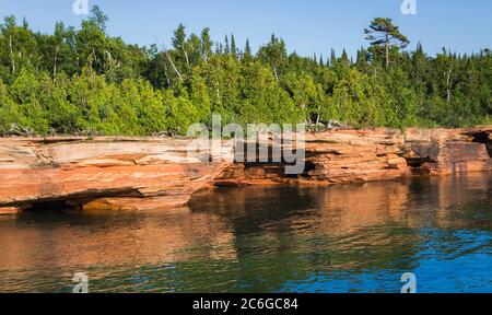 Wunderschöne Felsformationen und Meereshöhlen in der Apostle Islands National Lakeshore, Lake Superior, Wisconsin Stockfoto