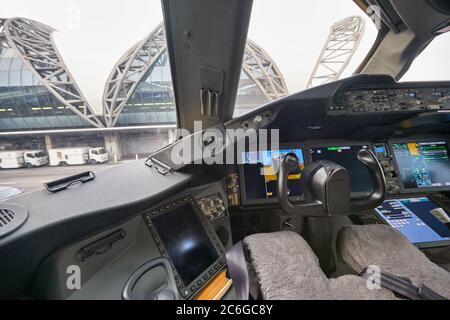 BANGKOK, THAILAND - CIRCA JANUAR 2020: Innenaufnahme des Boeing 787 Dreamliner Cockpits von Etihad Airways am Flughafen Suvarnabhumi. Stockfoto