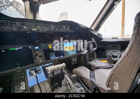 BANGKOK, THAILAND - CIRCA JANUAR 2020: Innenaufnahme des Boeing 787 Dreamliner Cockpits von Etihad Airways am Flughafen Suvarnabhumi. Stockfoto