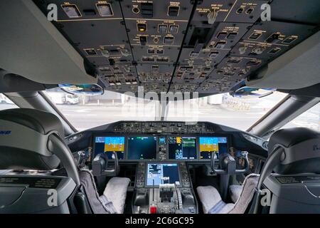 BANGKOK, THAILAND - CIRCA JANUAR 2020: Innenaufnahme des Boeing 787 Dreamliner Cockpits von Etihad Airways am Flughafen Suvarnabhumi. Stockfoto