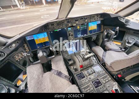 BANGKOK, THAILAND - CIRCA JANUAR 2020: Innenaufnahme des Boeing 787 Dreamliner Cockpits von Etihad Airways am Flughafen Suvarnabhumi. Stockfoto