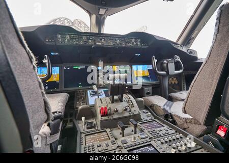 BANGKOK, THAILAND - CIRCA JANUAR 2020: Innenaufnahme des Boeing 787 Dreamliner Cockpits von Etihad Airways am Flughafen Suvarnabhumi. Stockfoto