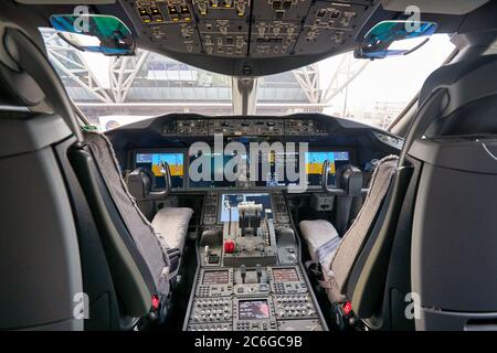 BANGKOK, THAILAND - CIRCA JANUAR 2020: Innenaufnahme des Boeing 787 Dreamliner Cockpits von Etihad Airways am Flughafen Suvarnabhumi. Stockfoto