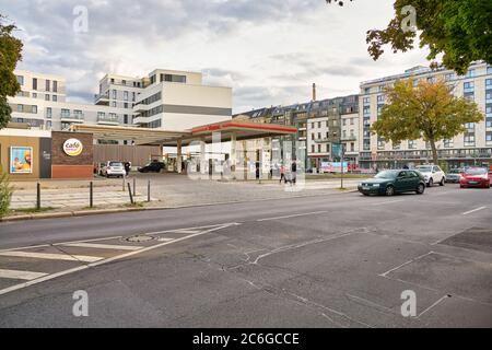 BERLIN, DEUTSCHLAND - CA. SEPTEMBER 2019: Gesamte Tankstelle in Berlin am Tag gesehen. Stockfoto