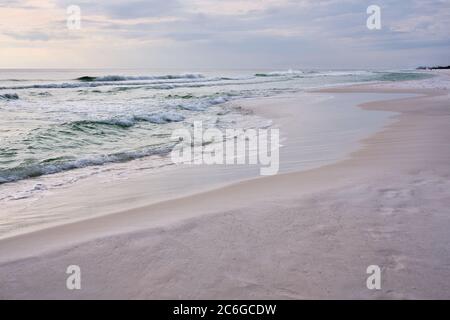 Smaragd Wasser des Golfs von Mexiko treffen weißen Sand von Destin, Florida schaffen eine ruhige Seestruine in Pastelltönen. Stockfoto