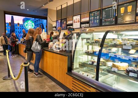 BERLIN, DEUTSCHLAND - CIRCA SEPTEMBER 2019: Ein typischer Verkaufsbereich bei Starbucks in Berlin. Stockfoto