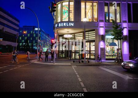BERLIN, DEUTSCHLAND - CIRCA SEPTEMBER 2019: Eingang zur Mall of Berlin. Stockfoto
