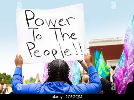 Protestierenden Holding Zeichen bei Black Lives Protest oder Kundgebung Stockfoto