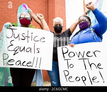 Protestierenden Holding Zeichen bei Black Lives Protest oder Kundgebung Stockfoto
