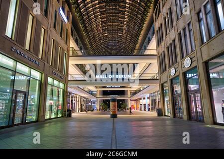 BERLIN, DEUTSCHLAND - CA. SEPTEMBER 2019: Mall of Berlin bei Nacht. Stockfoto