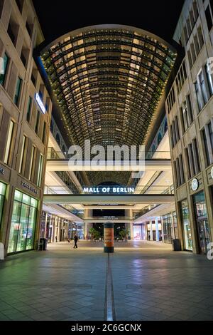 BERLIN, DEUTSCHLAND - CA. SEPTEMBER 2019: Mall of Berlin bei Nacht. Stockfoto
