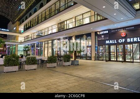 BERLIN, DEUTSCHLAND - CA. SEPTEMBER 2019: Mall of Berlin bei Nacht. Stockfoto