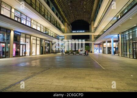BERLIN, DEUTSCHLAND - CA. SEPTEMBER 2019: Mall of Berlin bei Nacht. Stockfoto