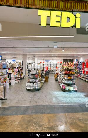 BERLIN, DEUTSCHLAND - CA. SEPTEMBER 2019: Tedi-Schild über einem Ladeneingang im Schultheiss Quartier in Berlin Stockfoto