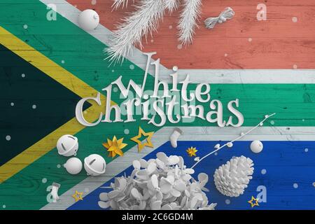 Südafrika Flagge auf Holztisch mit weißem Weihnachtstext. Weihnachten und Neujahr Hintergrund, Feier nationalen Konzept mit weißem Dekor. Stockfoto