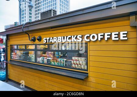 BERLIN, DEUTSCHLAND - CIRCA SEPTEMBER 2019: Starbucks Coffee Kiosk in Berlin. Stockfoto