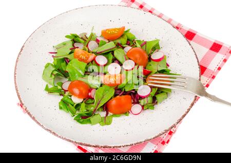Gesunde Ernährung. Leichter Salat aus Rote Beete, Rettich und Kirschtomaten Stockfoto