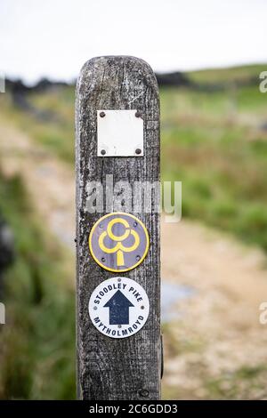 Wegweiser für Stoodley Pike, auf dem Pennine Way, Calderdale, steht über den Städten Hedbden Bridge und Todmorden, Calderdale, West Yorkshire, UK Stockfoto