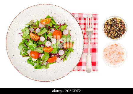 Gesunde Ernährung. Leichter Salat aus Rote Beete, Rettich und Kirschtomaten Stockfoto