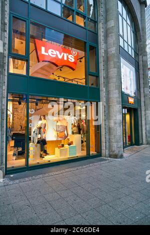 BERLIN, DEUTSCHLAND - CA. SEPTEMBER 2019: Straßenansicht von Levi's Schaufenster in Berlin. Stockfoto