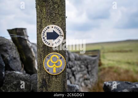 Wegweiser für Stoodley Pike, auf dem Pennine Way, Calderdale, steht über den Städten Hedbden Bridge und Todmorden, Calderdale, West Yorkshire, UK Stockfoto