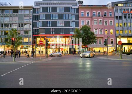 BERLIN, DEUTSCHLAND - CA. SEPTEMBER 2019: Straßenansicht von Gebäuden in Berlin am Abend. Stockfoto