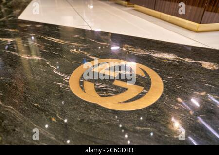 BERLIN, DEUTSCHLAND - CA. SEPTEMBER 2019: Gucci-Schild aus dem Kaufhaus des Westens (KaDeWe) in Berlin. Stockfoto