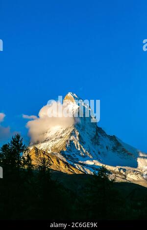 Sonnenuntergang über dem Matterhorn in den Schweizer Alpen, Schweiz Stockfoto