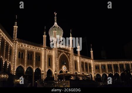 Das Nimb Hotel und Restaurant in den Tivoli Gärten erleuchtet in der Nacht mit weißen Lichtern. Maurisch inspiriertes Design für das Gebäude in Kopenhagen, Dänemark. Stockfoto