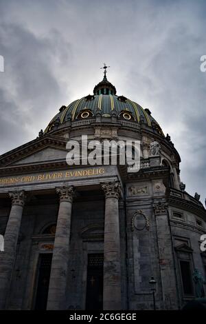 Die Marmorkirche (Frederiks Kirche) mit ihrer großen grünen Kuppel vor einer dramatischen dunklen Wolkenhimmel-Kulisse. Kopenhagen, Dänemark. Stockfoto