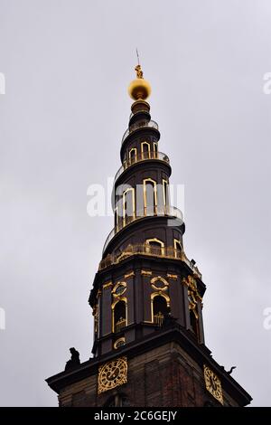 Der einzigartige spiralförmige Turm der Kirche unseres Erlösers. Es ist eine Wendeltreppe, die Besucher auf die Spitze des Turms klettern können. Goldfarben und braun. Stockfoto