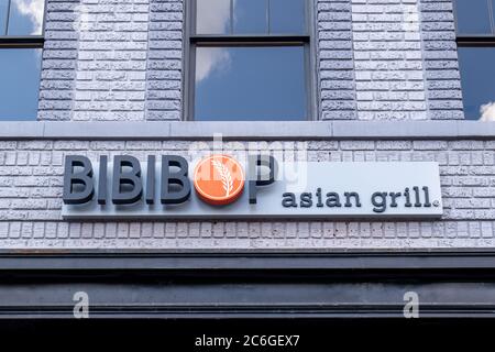 Washington, D.C. / USA - Juli 09 2020: Schild am Eingang des Bibibop Asian Grills in Washington, D.C. Stockfoto