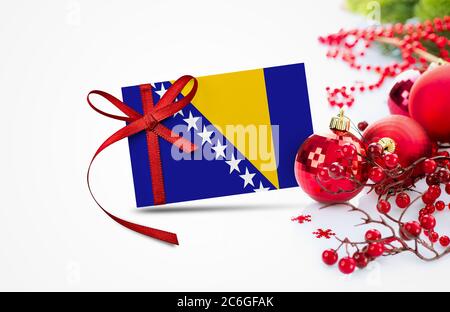 Bosnien-Herzegowina Flagge auf Neujahr Einladungskarte mit roten weihnachtsschmuck Konzept. National Happy New Year Komposition. Stockfoto