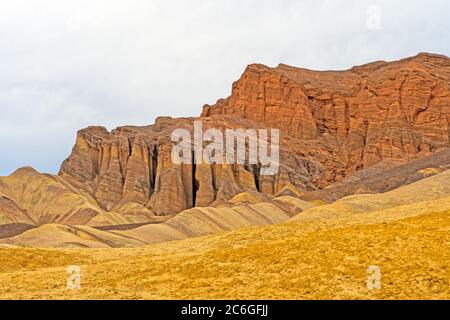 Red Rock Columns ragen aus der Wüste im Golden Canyon nahe Zabriskie Point im Death Valley National Park in Kalifornien Stockfoto