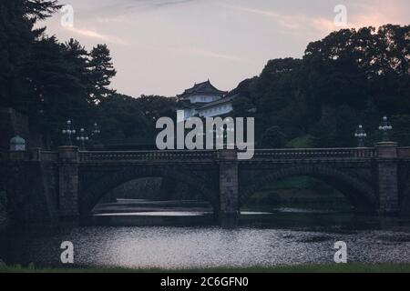 Schöne Umgebung mit Brücke und Fluss, Stadt Tokio Seimon Ishibashi Japan. Stockfoto