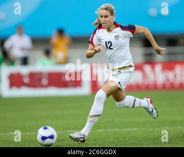 14. September 2007:Leslie Osborne aus den USA streift beim zweiten Spiel der FIFA Frauen-Weltmeisterschaft 2-0 in Chengdu das Feld, Stockfoto