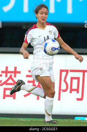 14. September 2007:Stephanie Lopez aus den USA holt sich beim Sieg der USA 2-0 im zweiten Spiel der FIFA Frauen-Weltmeisterschaft in Chengdu einen Pass, Stockfoto