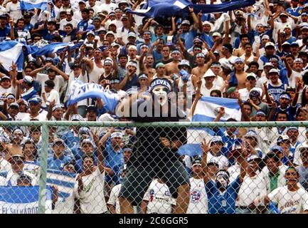 Tollwütige Fans der Fußballnationalmannschaft El Salvador im Stadion Cuscatlan, San Salvador. Stockfoto