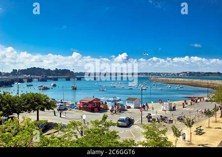 Saint Malo, Bretagne, Frankreich, Europa. Blick auf den Yachthafen von der alten Stadtmauer an einem schönen Sommertag. Stockfoto