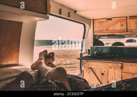 Fauler Nachmittag am Strand, während Sie in einem Wohnmobil, umgebauter Van in Carnarvon, Western Australia, wohnen Stockfoto