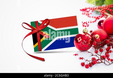 Südafrika Flagge auf Neujahr Einladungskarte mit roten weihnachtsschmuck Konzept. National Happy New Year Komposition. Stockfoto