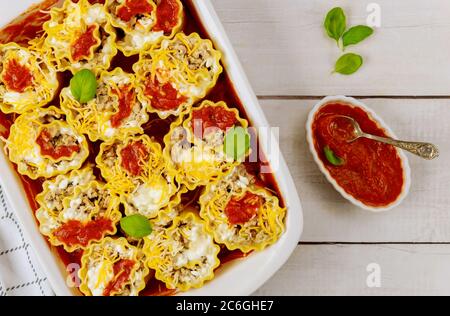 Italienische Lasagne mit Tomatenmark, Ricotta-Käse und Hackfleisch. Nahaufnahme. Stockfoto