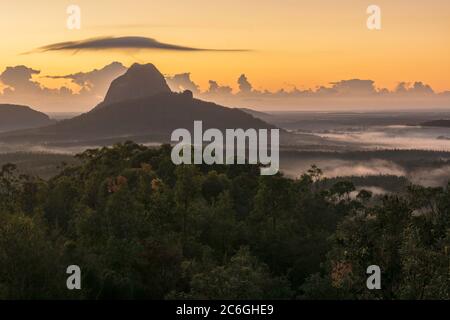 Sonnenaufgang über dem Tibrogargan in den Glasshouse Mountains, Sunshine Coast, Queensland, Australien Stockfoto