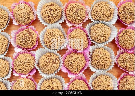 Traditionelle brasilianische hausgemachte Süßigkeiten namens "Brigadeiro de Amendoim" in brasilianisch Portugiesisch. Hergestellt aus zerkleinerten Erdnüssen, Margarine und Kondensmilch. Stockfoto