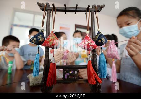 Nach einer Freiwilligen-Frau lernen lokale Jugendliche Sachet für das Drachenbootfest in Handan, nordchinesische Provinz Hebei, 23. Juni 20 zu machen Stockfoto